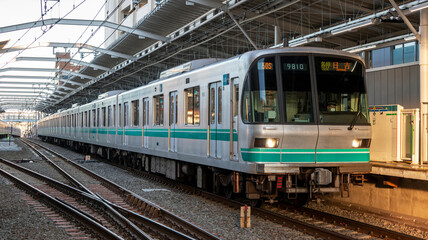 Fototapeta premium 駅に停車中の電車