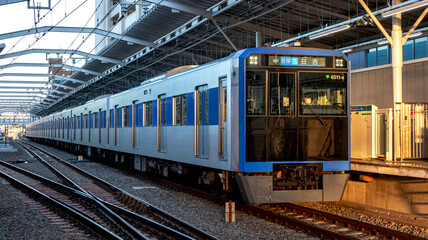 駅に停車中の電車