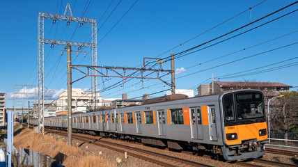 Obraz premium 住宅街を走り抜ける電車