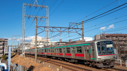 住宅街を走り抜ける電車