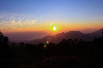 Obraz premium Morning Sun Greets Over the Mountain