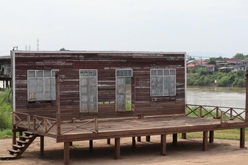 Obraz premium wooden bench in the park