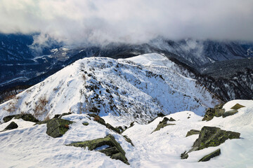 西穂高岳の独標から丸山へ続く冠雪の稜線 - obrazy, fototapety, plakaty