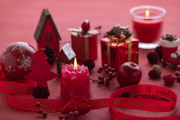 クリスマスのディスプレイとキャンドル　赤背景