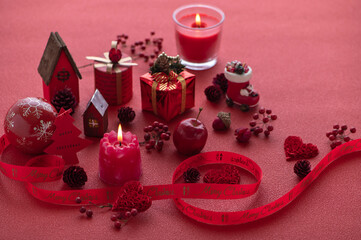 クリスマスのディスプレイとキャンドル　赤背景
