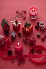 クリスマスのディスプレイとキャンドル　赤背景