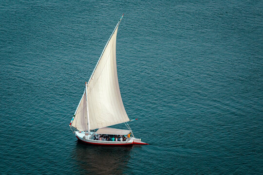 Felucca (river boat) on the Nile, with the Sahara behind in Aswan, Egipt.