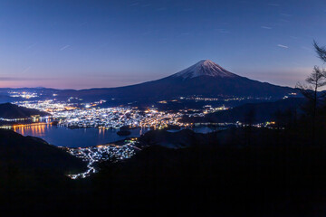 冬の新道峠から夜明けの富士山