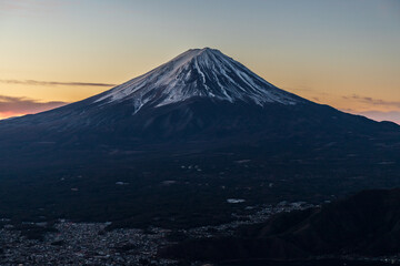 冬の新道峠から夜明けの富士山