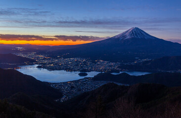 Fototapeta na wymiar 冬の新道峠から夜明けの富士山