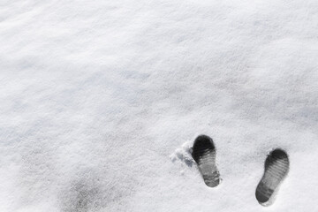 足跡がついた雪原

