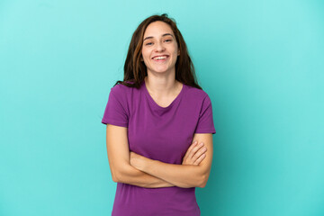 Obraz premium Young caucasian woman isolated on blue background keeping the arms crossed in frontal position