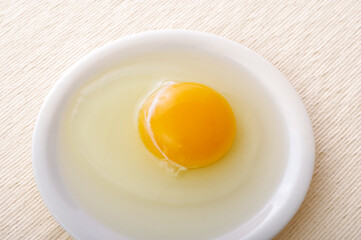 お皿に出した生卵