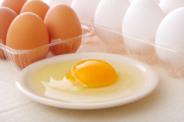 お皿に出した生卵
