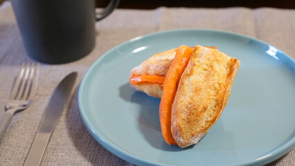 スモークサーモンをサンドしたフランスパンのおしゃれな朝食