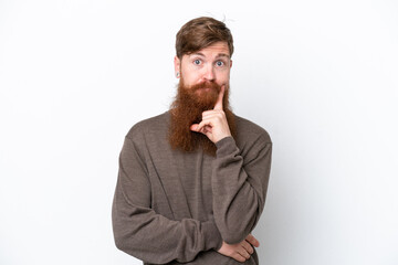 Obraz premium Redhead man with beard isolated on white background and thinking
