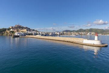 Ibiza ciudad. Vista de Dalt Vila de Ibiza desde el espigón del faro del puerto. Islas Baleares, España.