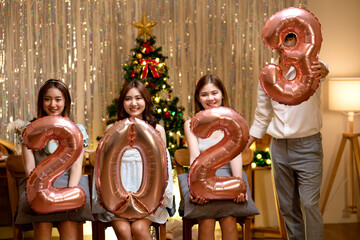 At the party 4 friends prepare to celebrate by holding the numbers 2023