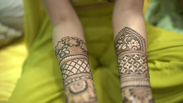 henna hand