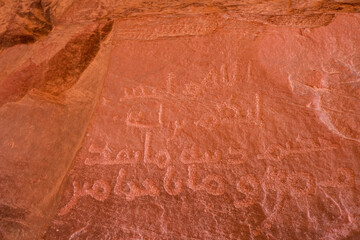 Inscriptions anciennes dans le désert du Wadi Rum en Jordanie