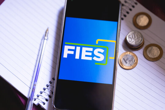A logo do FIES que se refere ao Fundo de Financiamento Estudantil no Brasil na tela de um celular. Educa&ccedil;&atilde;o, Governo, Dinheiro, Empr&eacute;stimo.