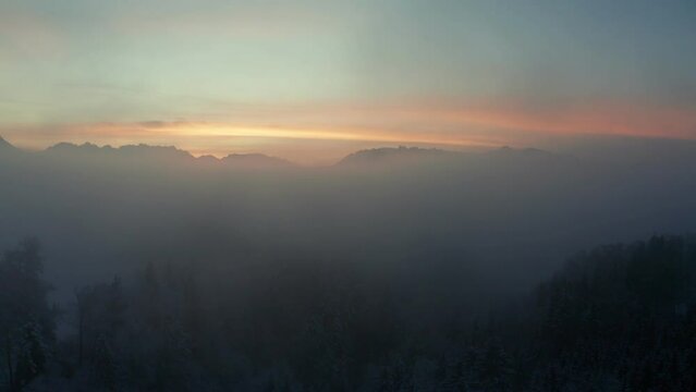 Nebel über dem Rheintal mit Sonnenuntergang und Abendstimmung. 