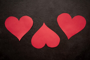 Obraz premium valentines day arrangement heart shaped piece of red card on black background as a gift to show love and affection for a specific person who they adore during the yearly special day 