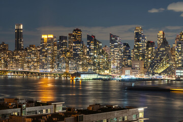 Obraz premium Manhattan skyline after dusk, long exposure detail buildings 