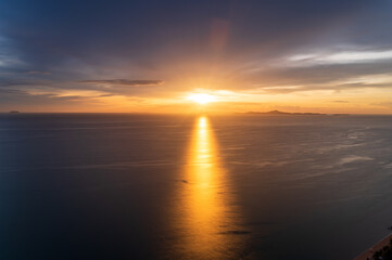 Obraz premium Dreamy sunset on tropical sea in Pattaya, Thailand. beautiful landscape of seascape with water reflection from sunlight. background for traveling and vacation.