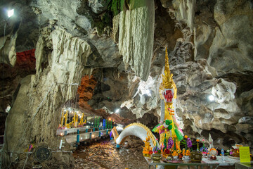 Obraz premium THAILAND RATCHABURI WAT THAM NAM CAVE