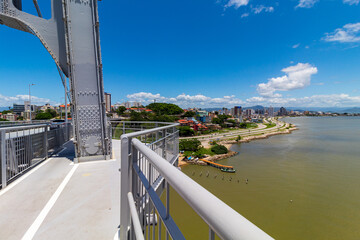 vista da beira-mar continental caminho de pedestres da ponte Hercílio luz de Florianopolis Santa Catarina Brasil Florianópolis