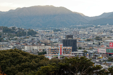 日本大分県別府市：温泉の湯けむりが上がる別府温泉の町の景色

