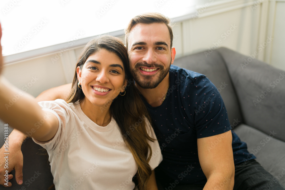 Wall mural Happy couple taking a selfie during a casual date