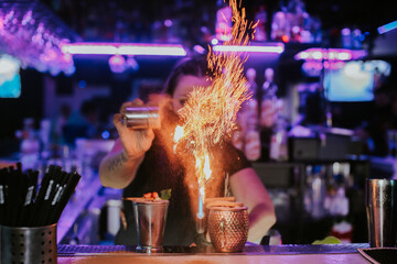 Preparación de cocteles con fuego.