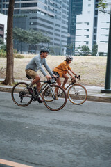Obraz premium A young couple riding their bikes together in the city.