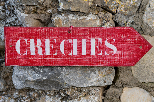 Panneau indiquant la localisation de l'exposition de cr&egrave;ches