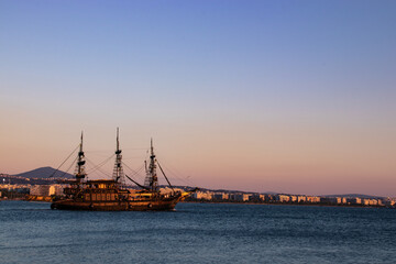 Barco pirata en el mar griego