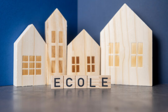 maisons en bois &eacute;cologique pour repr&eacute;senter uen &eacute;cole