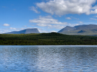 Lapporten, Trogtal in schwedisch Lappland mit See Njakajaure