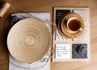 Flatlay na stole drewniana taca, herbata, drewniany stół z góry, do wklejenia jedzenia