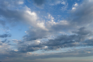 Obraz premium Summer evening sky in the picturesque clouds, lit by the rays of the setting sun.