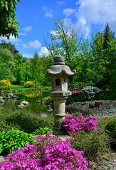 ogród japoński nad wodą, japońska latarenka kamienna,  japanese garden, designer garden		 - obrazy, fototapety, plakaty