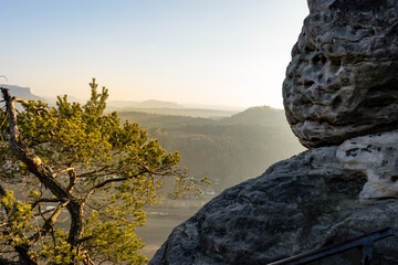 Felsiger Aussichtspunkt auf dem Lilienstein im warmen Abendlicht © Christoph