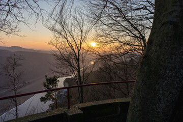 Sonnenuntergang zwischen kahlen Bäumen auf dem Lilienstein © Christoph