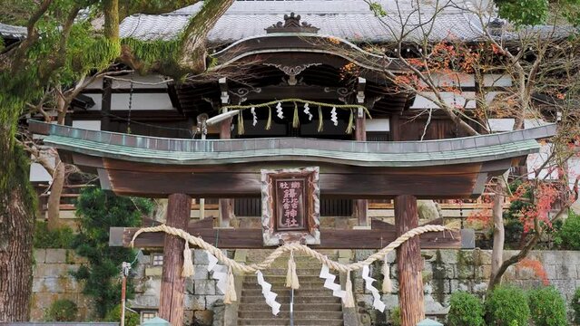 風に揺れる神社の注連縄