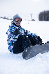 Fototapeta na wymiar Snow leisure, etc. Snowboarders and skiers.