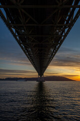 明石海峡大橋と瀬戸内海