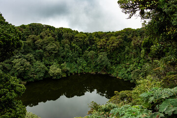 Laguna del Volcán Barva en Costa Rica, tonalidades frías y verdes 