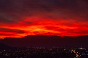 Obraz premium Atardecer sobre la ciudad de Santiago, colores cálidos y sombras 