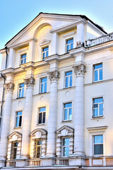 Obraz premium Fragment of the facade of a historic building on a winter day